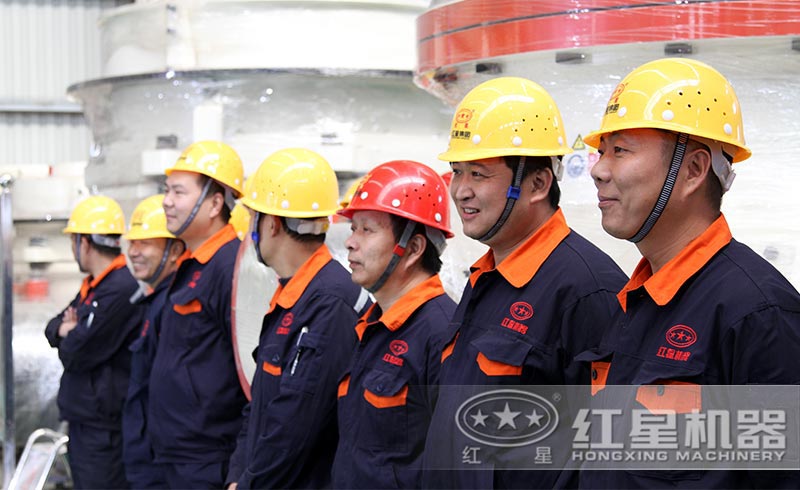 車間師傅在開會(huì)總結(jié)中