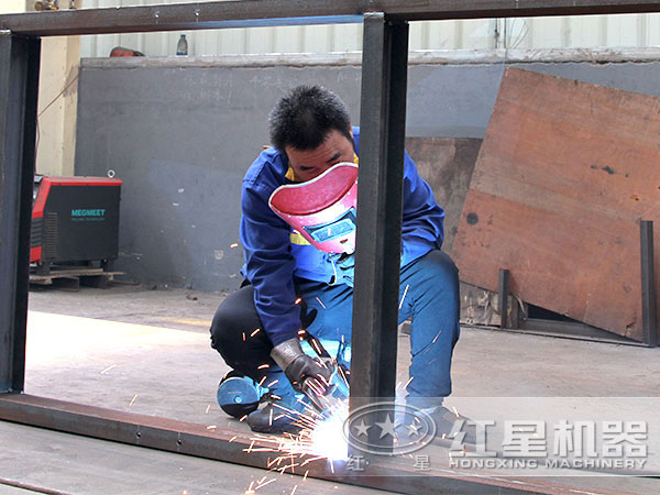 技術(shù)師傅在進行焊接工作中