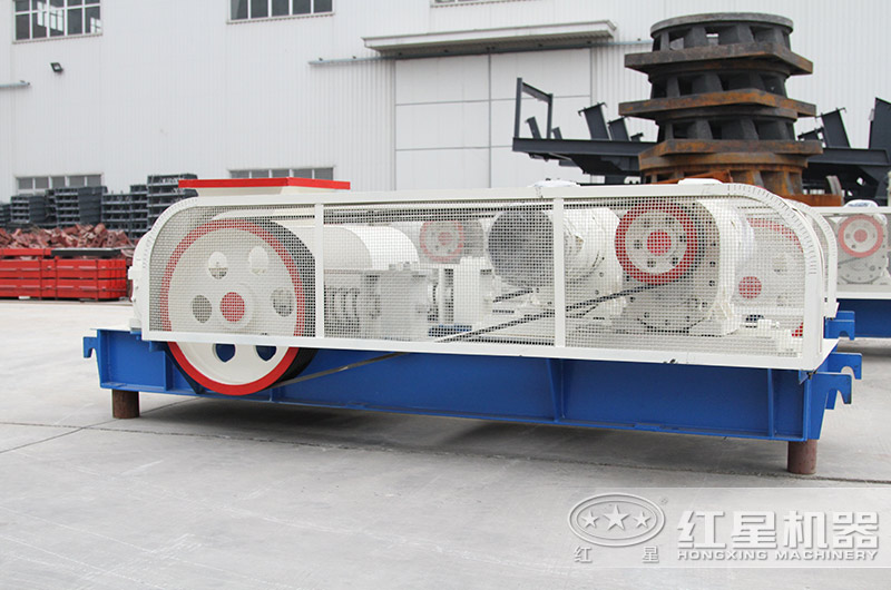 對輥式破碎機(jī)車間實(shí)景圖